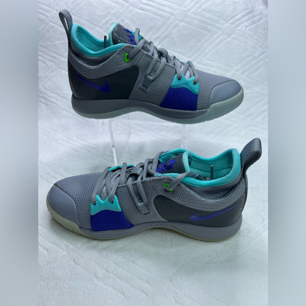 18: Nike Kids PG2
Pure Platinum/ Neo Turquoise
4.5Y